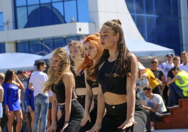YOSHKAR-OLA, RUSSIA, JUNE 02, 2019: Auto and Motosiklet Exhibition - Festival - YO SUMIT 2019 - Genç güzel kızların toplu dansı, ateşli müzik eşliğinde.