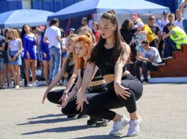 YOSHKAR-OLA, RUSSIA, JUNE 02, 2019: Auto and Motosiklet Exhibition - Festival - YO SUMIT 2019 - Genç güzel kızların toplu dansı, ateşli müzik eşliğinde.