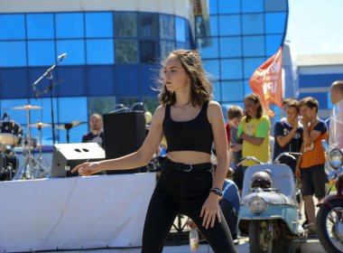 YOSHKAR-OLA, RUSSIA, JUNE 02, 2019: Auto and Motosiklet Exhibition - Festival - YO SUMIT 2019 - Genç güzel kızların toplu dansı, ateşli müzik eşliğinde.
