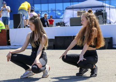 YOSHKAR-OLA, RUSSIA, JUNE 02, 2019: Auto and Motosiklet Exhibition - Festival - YO SUMIT 2019 - Genç güzel kızların toplu dansı, ateşli müzik eşliğinde.