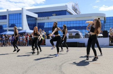 YOSHKAR-OLA, RUSSIA, JUNE 02, 2019: Auto and Motosiklet Exhibition - Festival - YO SUMIT 2019 - Genç güzel kızların toplu dansı, ateşli müzik eşliğinde.