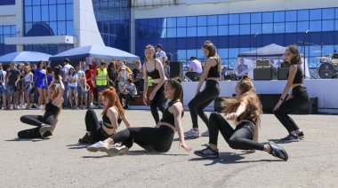 YOSHKAR-OLA, RUSSIA, JUNE 02, 2019: Auto and Motosiklet Exhibition - Festival - YO SUMIT 2019 - Genç güzel kızların toplu dansı, ateşli müzik eşliğinde.