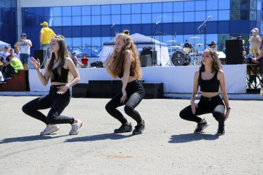 YOSHKAR-OLA, RUSSIA, JUNE 02, 2019: Auto and Motosiklet Exhibition - Festival - YO SUMIT 2019 - Genç güzel kızların toplu dansı, ateşli müzik eşliğinde.