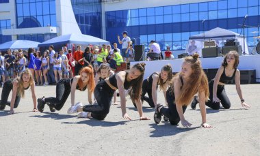 YOSHKAR-OLA, RUSSIA, JUNE 02, 2019: Auto and Motosiklet Exhibition - Festival - YO SUMIT 2019 - Genç güzel kızların toplu dansı, ateşli müzik eşliğinde.