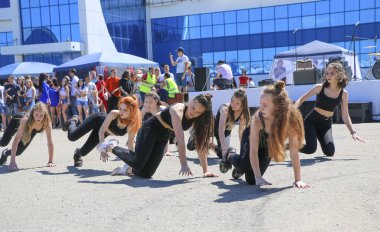 YOSHKAR-OLA, RUSSIA, JUNE 02, 2019: Auto and Motosiklet Exhibition - Festival - YO SUMIT 2019 - Genç güzel kızların toplu dansı, ateşli müzik eşliğinde.