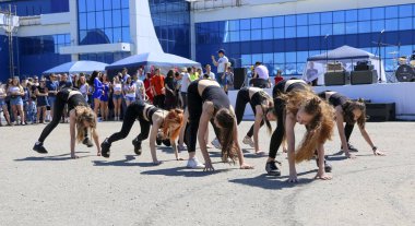 YOSHKAR-OLA, RUSSIA, JUNE 02, 2019: Auto and Motosiklet Exhibition - Festival - YO SUMIT 2019 - Genç güzel kızların toplu dansı, ateşli müzik eşliğinde.