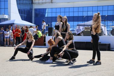 YOSHKAR-OLA, RUSSIA, JUNE 02, 2019: Auto and Motosiklet Exhibition - Festival - YO SUMIT 2019 - Genç güzel kızların toplu dansı, ateşli müzik eşliğinde.