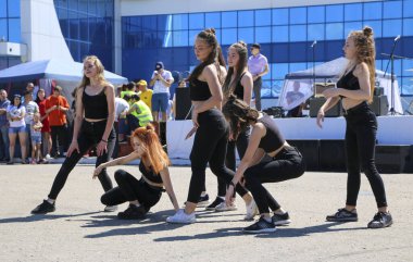 YOSHKAR-OLA, RUSSIA, JUNE 02, 2019: Auto and Motosiklet Exhibition - Festival - YO SUMIT 2019 - Genç güzel kızların toplu dansı, ateşli müzik eşliğinde.