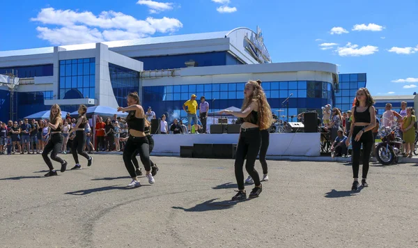YOSHKAR-OLA, RUSSIA, JUNE 02, 2019: Auto and Motosiklet Exhibition - Festival - YO SUMIT 2019 - Genç güzel kızların toplu dansı, ateşli müzik eşliğinde.