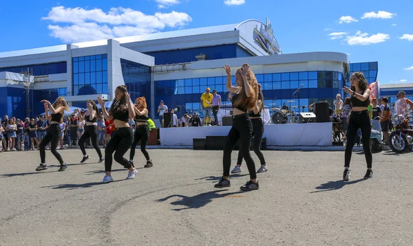 YOSHKAR-OLA, RUSSIA, JUNE 02, 2019: Auto and Motosiklet Exhibition - Festival - YO SUMIT 2019 - Genç güzel kızların toplu dansı, ateşli müzik eşliğinde.