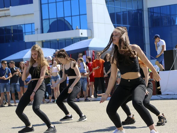 YOSHKAR-OLA, RUSSIA, JUNE 02, 2019: Auto and Motosiklet Exhibition - Festival - YO SUMIT 2019 - Genç güzel kızların toplu dansı, ateşli müzik eşliğinde.