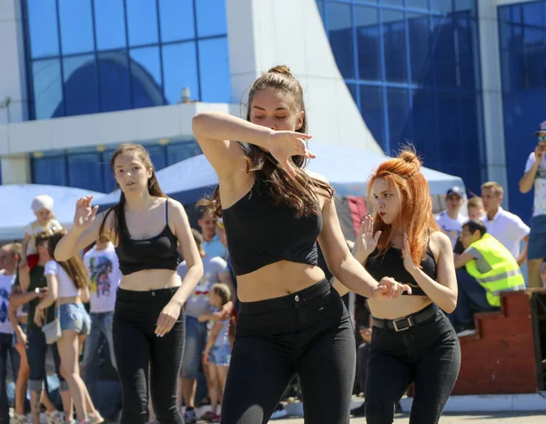YOSHKAR-OLA, RUSSIA, JUNE 02, 2019: Auto and Motosiklet Exhibition - Festival - YO SUMIT 2019 - Genç güzel kızların toplu dansı, ateşli müzik eşliğinde.
