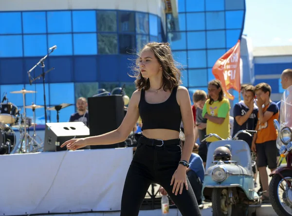 YOSHKAR-OLA, RUSSIA, JUNE 02, 2019: Auto and Motosiklet Exhibition - Festival - YO SUMIT 2019 - Genç güzel kızların toplu dansı, ateşli müzik eşliğinde.