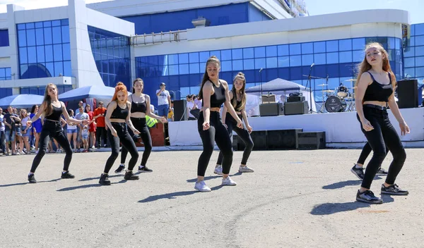 YOSHKAR-OLA, RUSSIA, JUNE 02, 2019: Auto and Motosiklet Exhibition - Festival - YO SUMIT 2019 - Genç güzel kızların toplu dansı, ateşli müzik eşliğinde.
