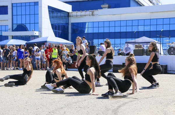 YOSHKAR-OLA, RUSSIA, JUNE 02, 2019: Auto and Motosiklet Exhibition - Festival - YO SUMIT 2019 - Genç güzel kızların toplu dansı, ateşli müzik eşliğinde.