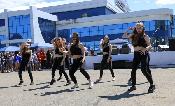 YOSHKAR-OLA, RUSSIA, JUNE 02, 2019: Auto and Motosiklet Exhibition - Festival - YO SUMIT 2019 - Genç güzel kızların toplu dansı, ateşli müzik eşliğinde.