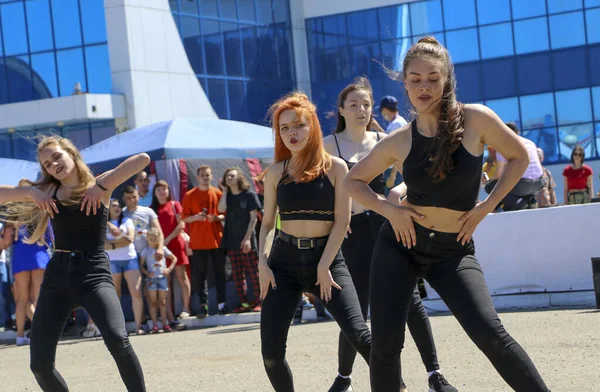 YOSHKAR-OLA, RUSSIA, JUNE 02, 2019: Auto and Motosiklet Exhibition - Festival - YO SUMIT 2019 - Genç güzel kızların toplu dansı, ateşli müzik eşliğinde.
