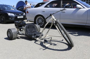YOSHKAR-OLA, RUSSIA, JUNE 02, 2019: Auto and Motosiklet Exhibition - Festival - YO SUMIT 2019 - Standart olmayan bir çerçeve, ev yapımı tekerlekler ve alışılmadık bir uyum.