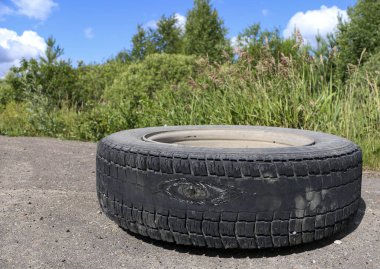 Kamyonun sürtünme tekerleği. Lastikte delik olan yıpranmış tekerlek, kordona lastik izi.