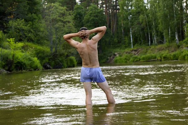 Ung Smal Brunett Man Med Ryggen Stående Vattnet Snabb Grund — Stockfoto