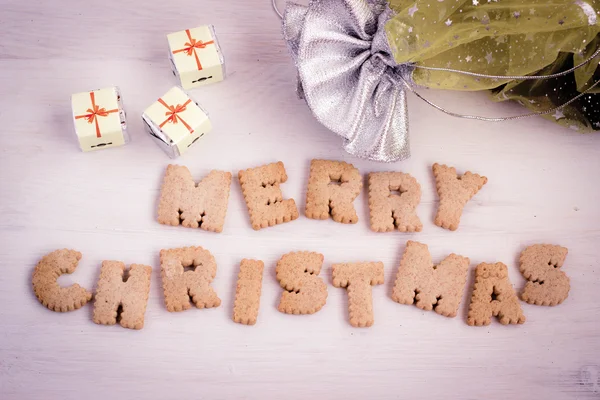 巧克力礼品和自制饼干刻字"圣诞快乐"。色调的图像. — 图库照片