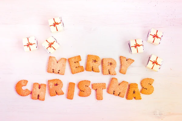 巧克力礼品和自制饼干刻字"圣诞快乐"。色调的图像. — 图库照片