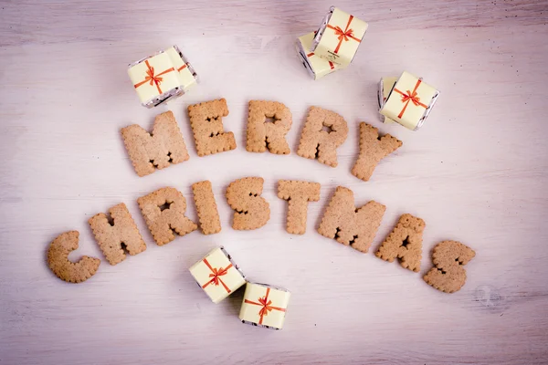 Cadeaux chocolatés et lettrage biscuit "Joyeux Noël". Image tonique . — Photo