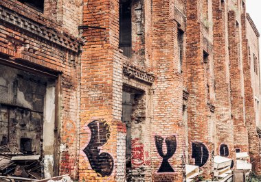 Cephe bina eski dağınık ürkütücü fabrika. Korku evi terk.