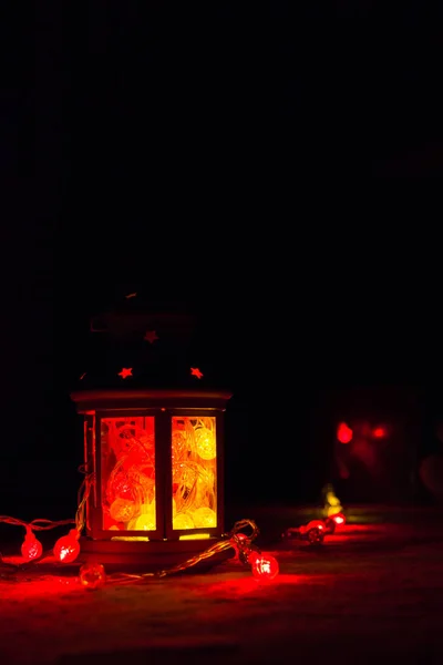 Cartão de felicitações de férias ou fundo. Luzes de Natal e lanterna de vela no fundo escuro. Natal em casa. Modelo de feriado de ano novo . — Fotografia de Stock