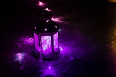 Tatil tebrik kartı veya arka plan. Noel ışıkları ve mum fener koyu arka plan üzerinde. Noel evde. Yeni yıl tatil şablonu.