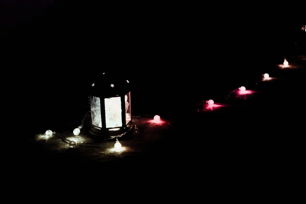 Svátečními nebo pozadí. Vánoční osvětlení a Svíčka Lucerna na tmavém pozadí. Vánoce doma. Nový rok dovolená šablona. — Stock fotografie