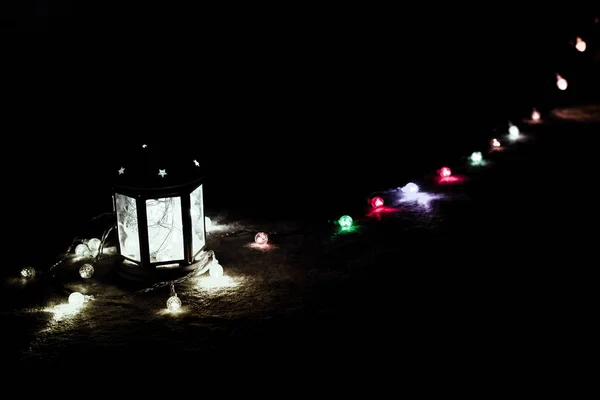 Üdvözlőlap-ünnep- vagy háttérszínt. Karácsonyi fények és a gyertya Lantern a sötét háttér előtt. Karácsonyi otthon. Újév ünnep sablon. — Stock Fotó