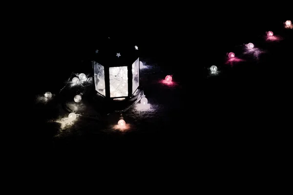 Вітальна листівка або тло. Різдвяні вогні та свічковий ліхтар на темному тлі. Різдво вдома. Новорічний святковий шаблон . — стокове фото