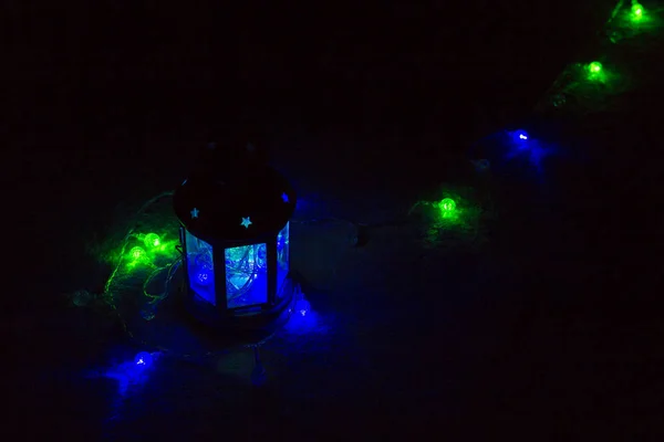 Cartão de felicitações de férias ou fundo. Luzes de Natal e lanterna de vela no fundo escuro. Natal em casa. Modelo de feriado de ano novo . — Fotografia de Stock