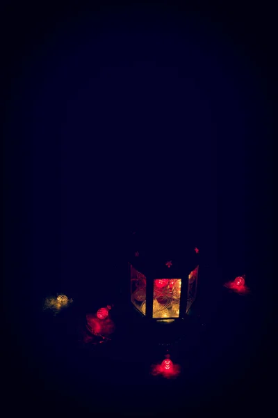 Biglietto di auguri vacanze o sfondo. Luci di Natale e lanterna di candela su sfondo scuro. Natale a casa. Modello di festa di Capodanno . — Foto Stock