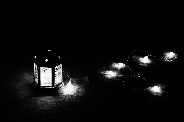 Üdvözlőlap-ünnep- vagy háttérszínt. Karácsonyi fények és a gyertya Lantern a sötét háttér előtt. Karácsonyi otthon. Újév ünnep sablon. — Stock Fotó