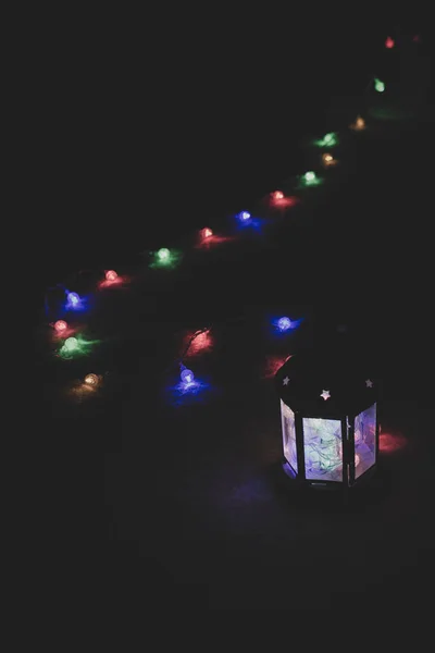 Cartão de felicitações de férias ou fundo. Luzes de Natal e lanterna de vela no fundo escuro. Natal em casa. Modelo de feriado de ano novo . — Fotografia de Stock