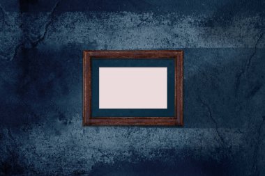 Grunge beton duvar ile boş paslı fotoğraf çerçevelemek