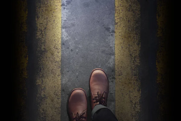 Vue de dessus, Homme avec des chaussures en cuir, de la façon ou des étapes vers le succès — Photo