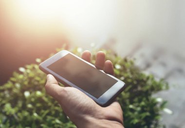 Boş ekran ile günlük açık yaşam için akıllı telefon tutan el