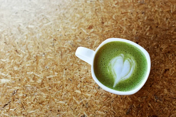 Чашка зеленого чая с сердечным привкусом — стоковое фото