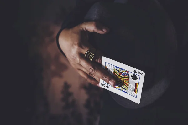 Král rýč karet v ruce — Stock fotografie