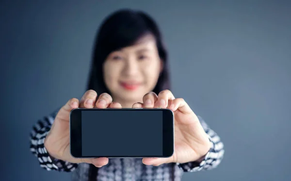 Smart Phone Mockup image avec modèle féminin asiatique — Photo