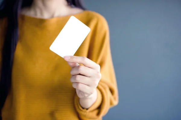 Mulher segurando cartão de visita em branco — Fotografia de Stock