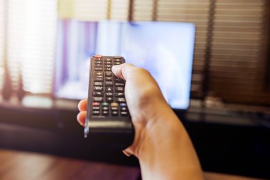 Uzaktan kumanda tutarak ve Tv izlerken el