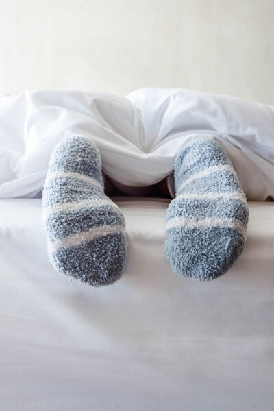 Женская нога в теплом шерстяном носке
