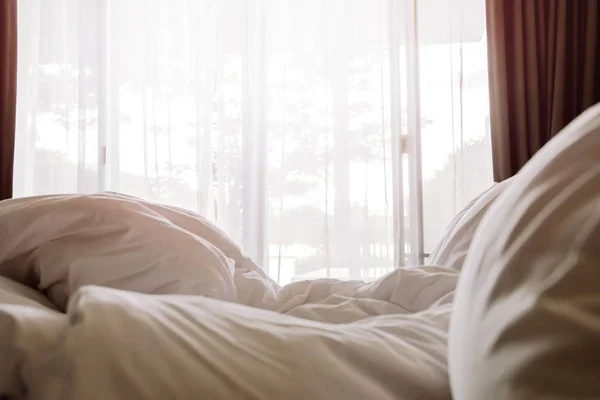 Iluminación a través de la ventana en el dormitorio — Foto de Stock