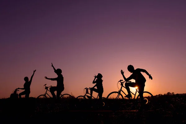 Силует щасливих друзів на велосипеді — стокове фото