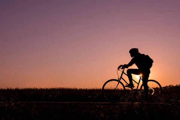 Silhouette de la personne à vélo au coucher du soleil naturel — Photo