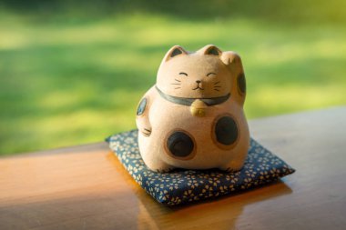 Japonya Maneki Neko veya çağıran kedi